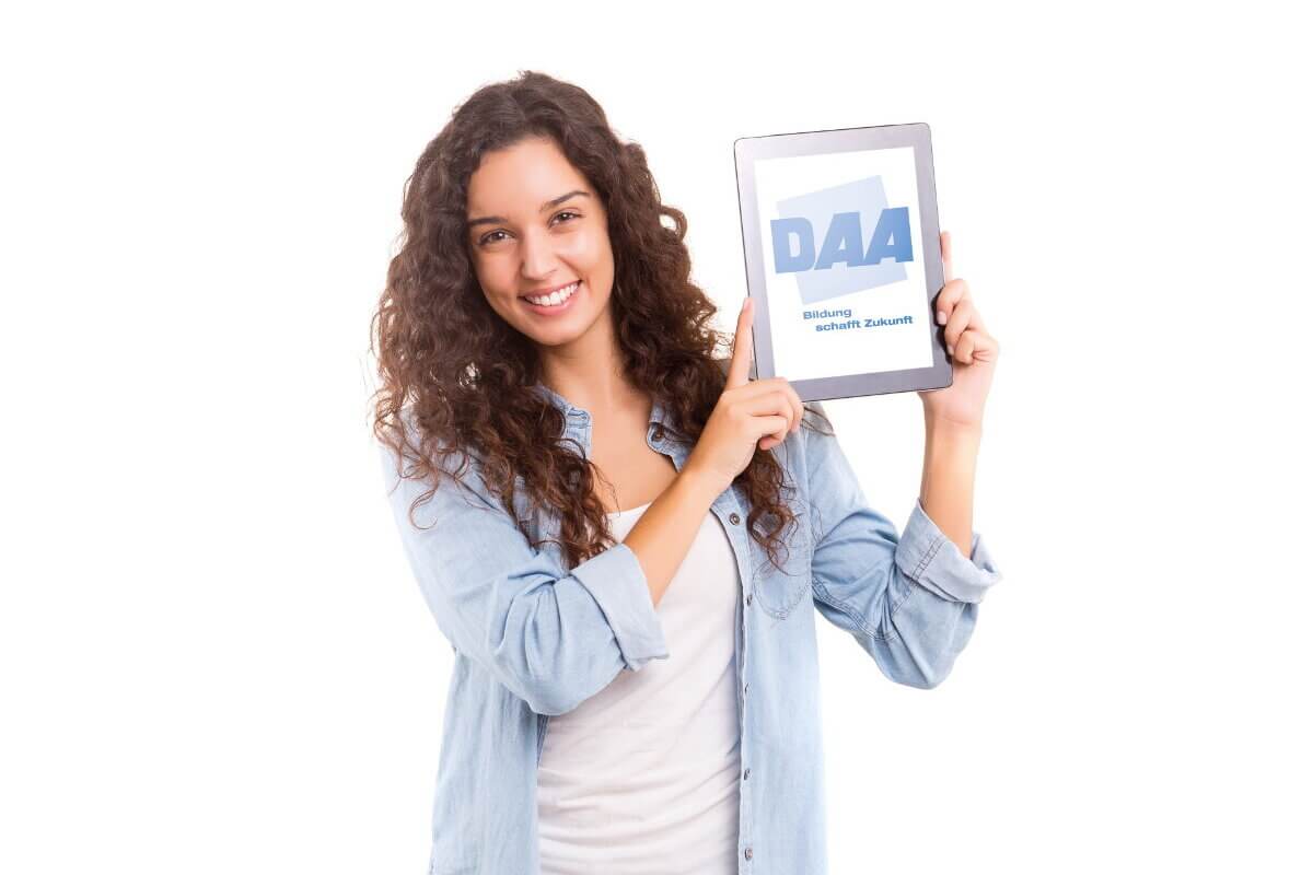 Eine lächelnde Frau hält ein Tablet, auf dem das DAA-Logo zu sehen ist