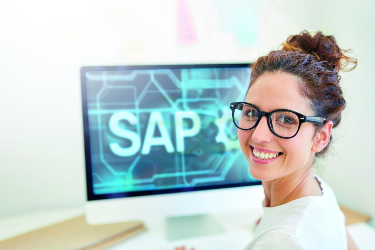 eine Frau arbeitet am PC mit SAP